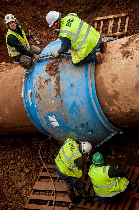 Ouvriers travaillant sur un pipe line