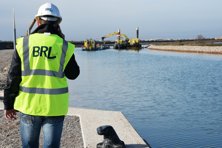 ouvrier regardant un chantier flottant